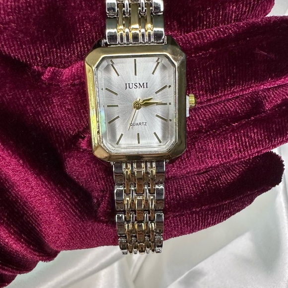 Steel modern Women's Gold and Silver Quartz Watch - Picture 7 of 8